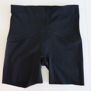 Spanx Active Bike Short Black Size M Seamless Approx. 5” Inseam Booty Boost